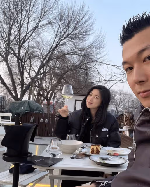 朱珠撇下女兒過二人世界,和老公騎摩托,塗口紅補妝被丈夫偷拍
