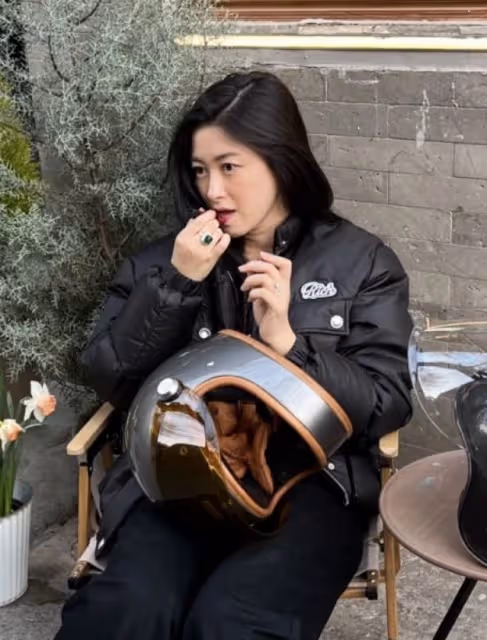 朱珠撇下女兒過二人世界,和老公騎摩托,塗口紅補妝被丈夫偷拍