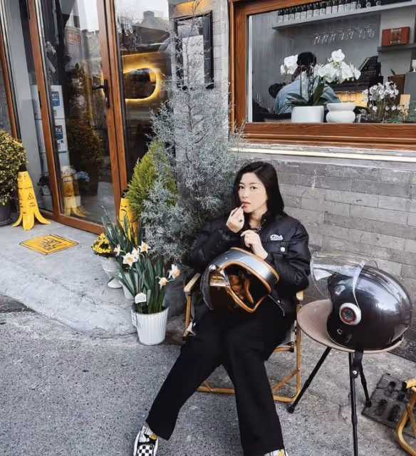 朱珠撇下女兒過二人世界,和老公騎摩托,塗口紅補妝被丈夫偷拍