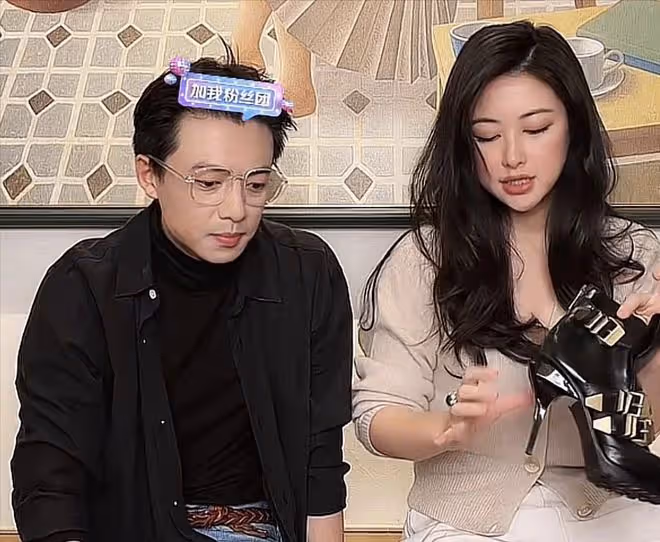 朱珠撇下女兒過二人世界,和老公騎摩托,塗口紅補妝被丈夫偷拍