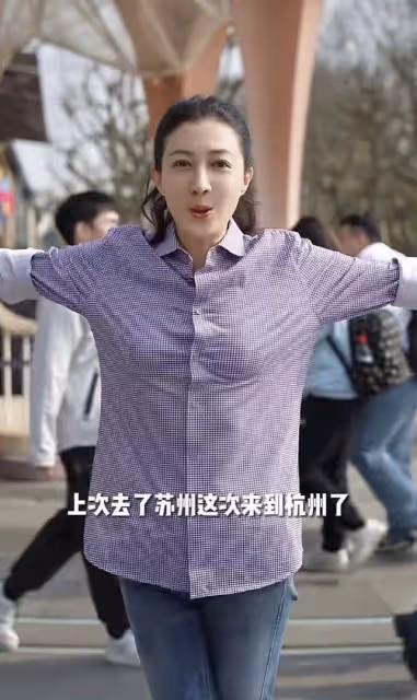 49歲吳綺莉游西湖,妝容精緻身材高挑,扎高馬尾蹦蹦跳跳好年輕