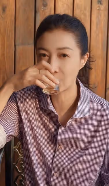 49歲吳綺莉游西湖,妝容精緻身材高挑,扎高馬尾蹦蹦跳跳好年輕
