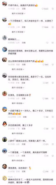 49歲吳綺莉游西湖,妝容精緻身材高挑,扎高馬尾蹦蹦跳跳好年輕