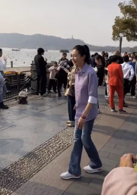 49歲吳綺莉游西湖,妝容精緻身材高挑,扎高馬尾蹦蹦跳跳好年輕