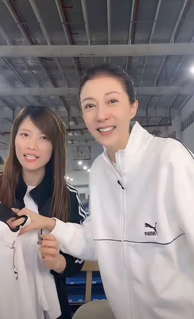 49歲吳綺莉游西湖,妝容精緻身材高挑,扎高馬尾蹦蹦跳跳好年輕