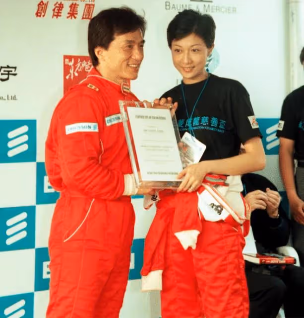 49歲吳綺莉游西湖,妝容精緻身材高挑,扎高馬尾蹦蹦跳跳好年輕