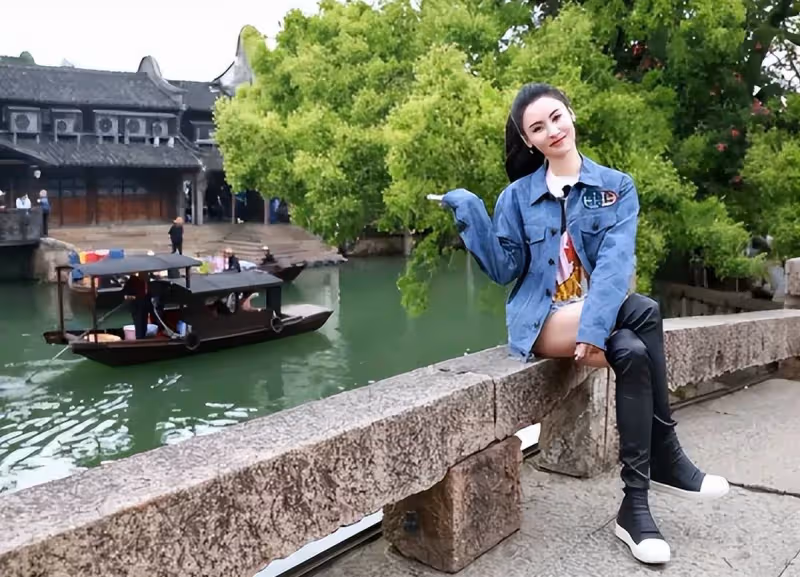 張柏芝獨自游烏鎮！穿一分短裙配過膝長靴，「露一截美腿」太撩人