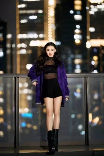 張柏芝獨自游烏鎮！穿一分短裙配過膝長靴，「露一截美腿」太撩人