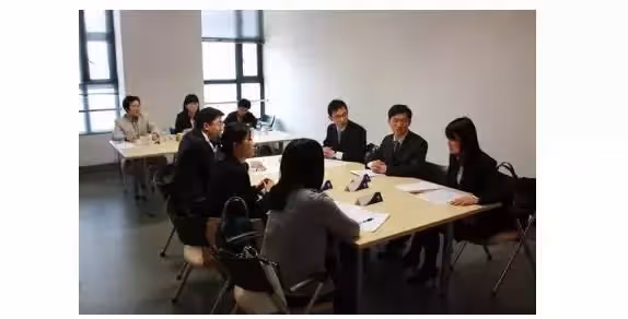 面試官：給你900萬去坐3年牢，願意嗎？ 女生機智回答，面試官愣住：你被錄取了