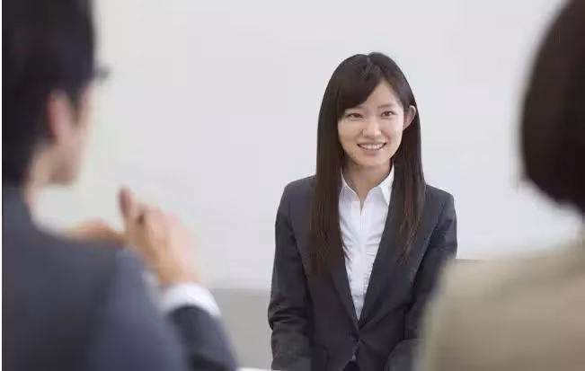 面試官：給你900萬去坐3年牢，願意嗎？ 女生機智回答，面試官愣住：你被錄取了