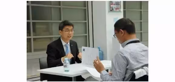 面試官：給你900萬去坐3年牢，願意嗎？ 女生機智回答，面試官愣住：你被錄取了