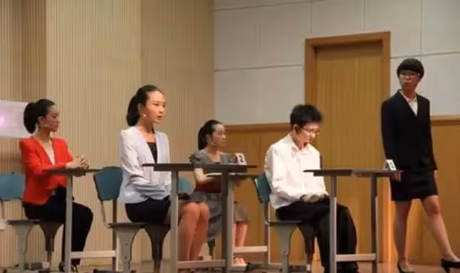 面試官：給你900萬去坐3年牢，願意嗎？ 女生機智回答，面試官愣住：你被錄取了