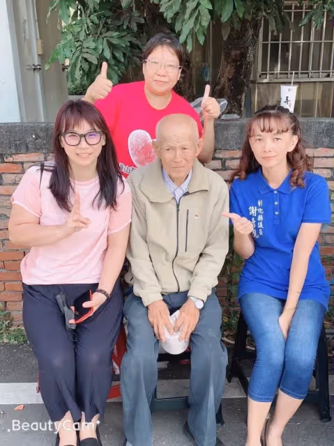 單親父女4人住8坪髒亂小屋！台南90歲阿公「掏所有積蓄」手握報紙，不斷「問路北上」，搭車百里只為捐款，志工落淚感謝