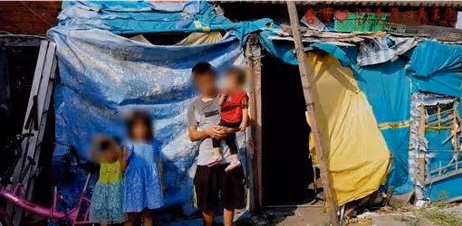 單親父女4人住8坪髒亂小屋！台南90歲阿公「掏所有積蓄」手握報紙，不斷「問路北上」，搭車百里只為捐款，志工落淚感謝