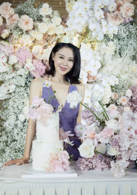 佟大為為44歲妻子慶生，親吻並承諾將永遠愛她，派對隆重堪比婚禮現場