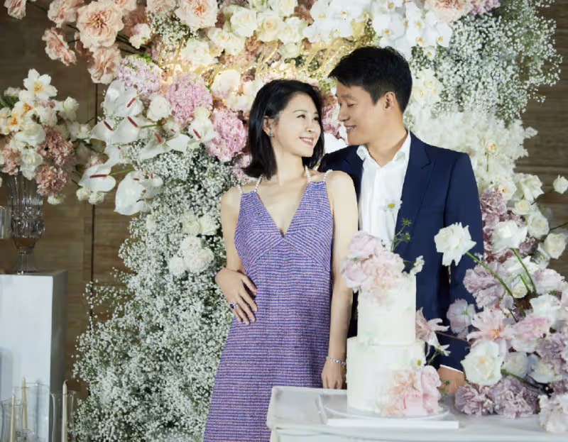 佟大為為44歲妻子慶生，親吻並承諾將永遠愛她，派對隆重堪比婚禮現場