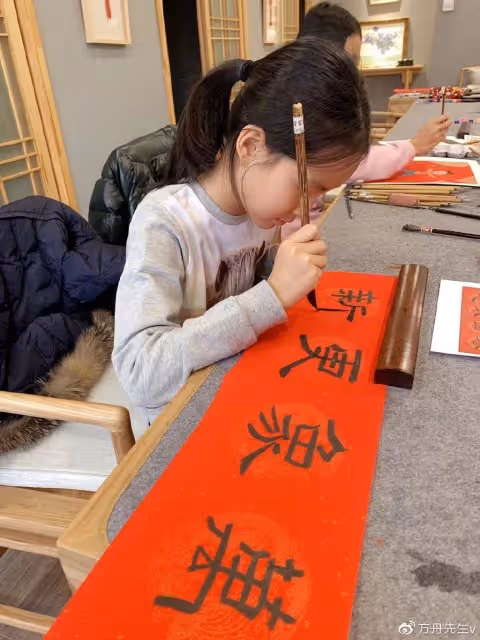 佟大為為44歲妻子慶生，親吻並承諾將永遠愛她，派對隆重堪比婚禮現場