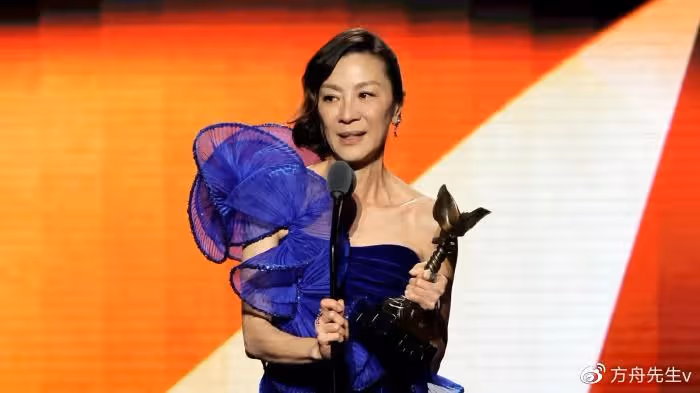 60歲楊紫瓊亮相巴黎時裝周,穿亮片裙又美又颯,黃聖依沈夢辰追星成功