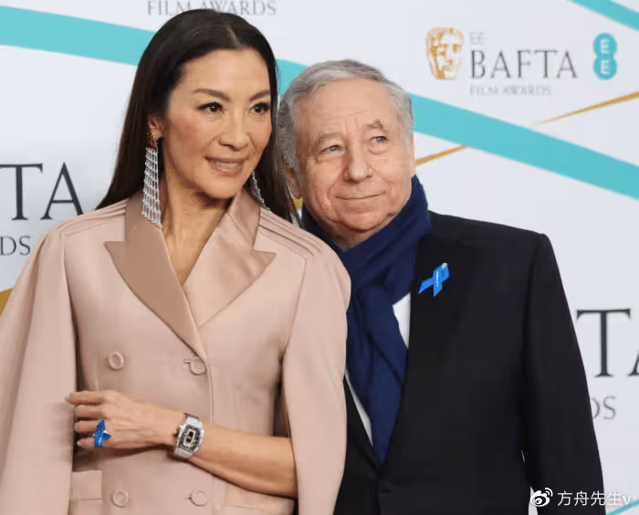 60歲楊紫瓊亮相巴黎時裝周，穿亮片裙又美又颯，黃聖依沈夢辰追星成功