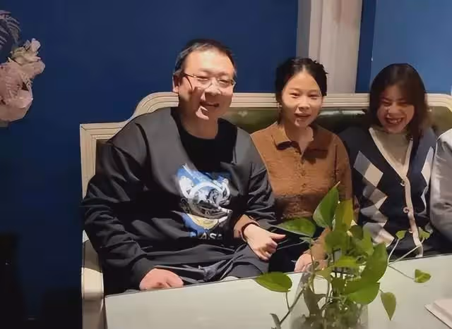 人品可貴!浪莎老總助許家妮妮直播帶貨,田靜與許家妮妮差距明顯