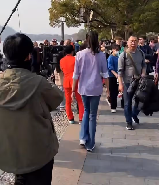 吳綺莉開心游西湖，女兒吳卓林在國外生活也很不錯