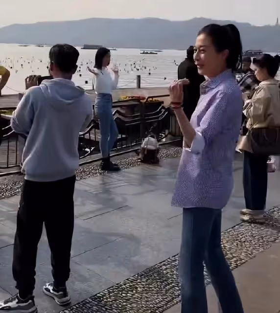 吳綺莉開心游西湖，女兒吳卓林在國外生活也很不錯