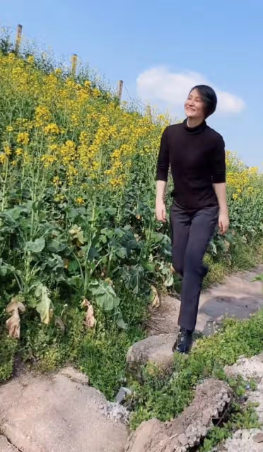 跳水皇后高敏回農村!拿鋤頭種地當街砍甘蔗,素顏凍齡大長腿吸睛
