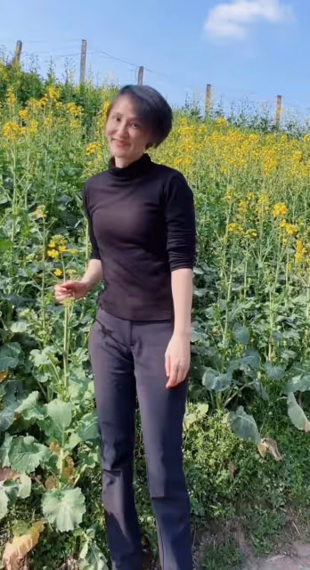 跳水皇后高敏回農村!拿鋤頭種地當街砍甘蔗,素顏凍齡大長腿吸睛
