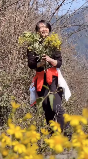 跳水皇后高敏回農村!拿鋤頭種地當街砍甘蔗,素顏凍齡大長腿吸睛