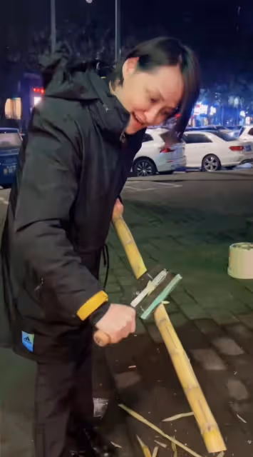 跳水皇后高敏回農村!拿鋤頭種地當街砍甘蔗,素顏凍齡大長腿吸睛