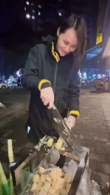 跳水皇后高敏回農村!拿鋤頭種地當街砍甘蔗,素顏凍齡大長腿吸睛
