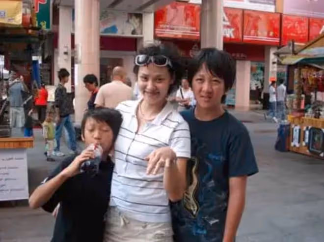 跳水皇后高敏回農村!拿鋤頭種地當街砍甘蔗,素顏凍齡大長腿吸睛