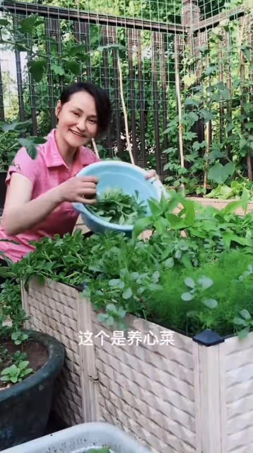 跳水皇后高敏回農村!拿鋤頭種地當街砍甘蔗,素顏凍齡大長腿吸睛
