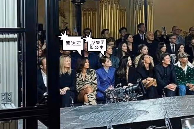 劉亦菲看秀待遇差,穿木村光希的「二手衣」,跟韓國小明星坐一起