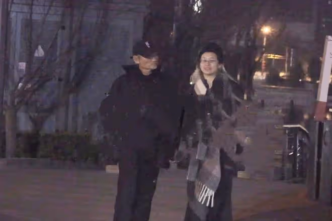 73歲導演徐克攜小30歲助理女友散步，十指緊扣，女方染金髮好時髦