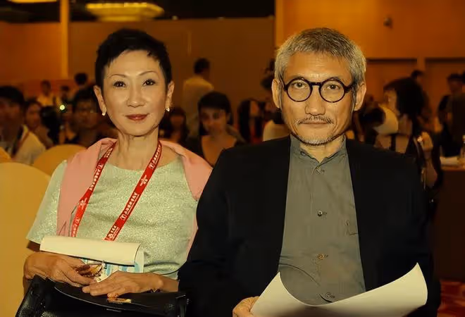 73歲導演徐克攜小30歲助理女友散步，十指緊扣，女方染金髮好時髦