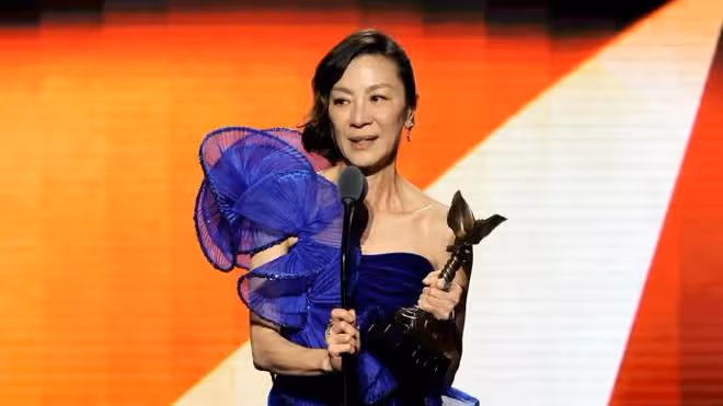 60歲楊紫瓊亮相巴黎時裝周，造型又美又颯，黃聖依沈夢辰追星成功