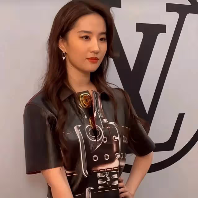谷愛凌評價劉亦菲,表示和她同台壓力很大,情商高到劉亦菲都笑了