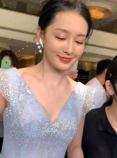 李沁被路人懟臉拍,當她抬起手那一刻,網友被驚艷得無話可說