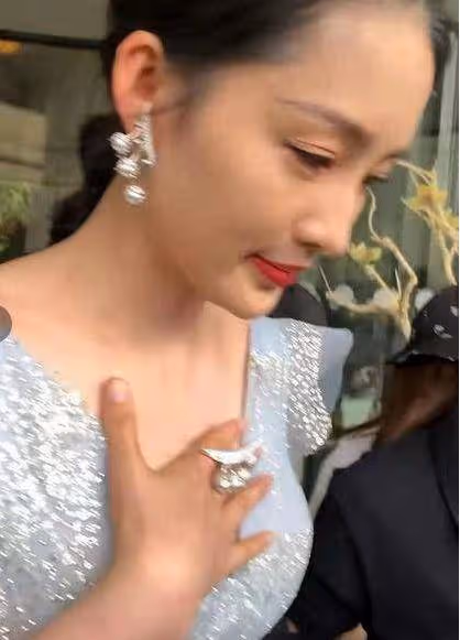 李沁被路人懟臉拍,當她抬起手那一刻,網友被驚艷得無話可說