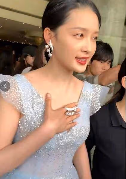 李沁被路人懟臉拍,當她抬起手那一刻,網友被驚艷得無話可說