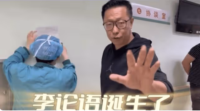 53歲李陽老來終得子,蹲地為二婚妻子洗腳,三個混血女兒定居美國