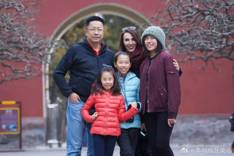 53歲李陽老來終得子,蹲地為二婚妻子洗腳,三個混血女兒定居美國