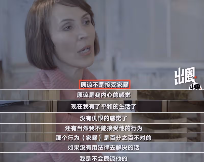53歲李陽老來終得子,蹲地為二婚妻子洗腳,三個混血女兒定居美國