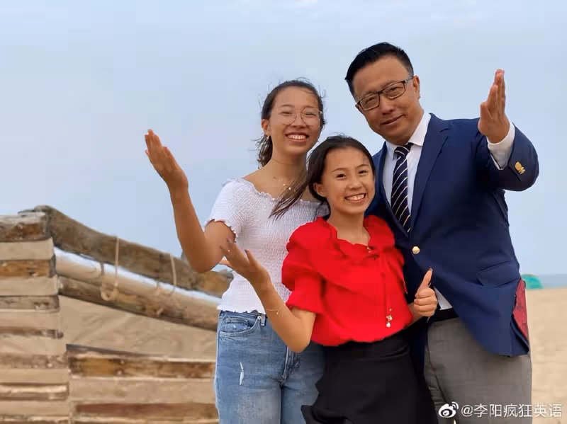 53歲李陽老來終得子,蹲地為二婚妻子洗腳,三個混血女兒定居美國