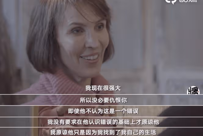 53歲李陽老來終得子,蹲地為二婚妻子洗腳,三個混血女兒定居美國