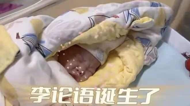 瘋狂英語創始人李陽官宣生子,為嬌妻洗腳要做好丈夫,曾家暴前妻