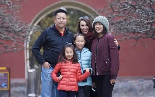 瘋狂英語創始人李陽官宣生子,為嬌妻洗腳要做好丈夫,曾家暴前妻