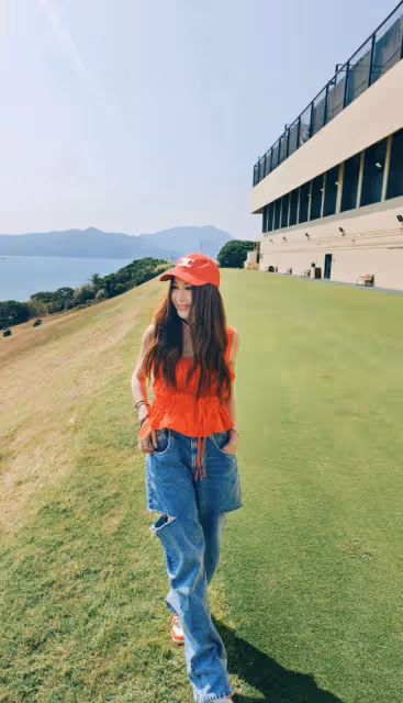 溫碧霞13歲養子大變樣,蓄鬍子髮型凌亂像50歲,母子同框卻如父女