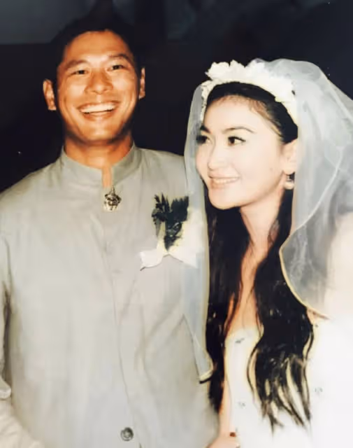 溫碧霞13歲養子大變樣,蓄鬍子髮型凌亂像50歲,母子同框卻如父女
